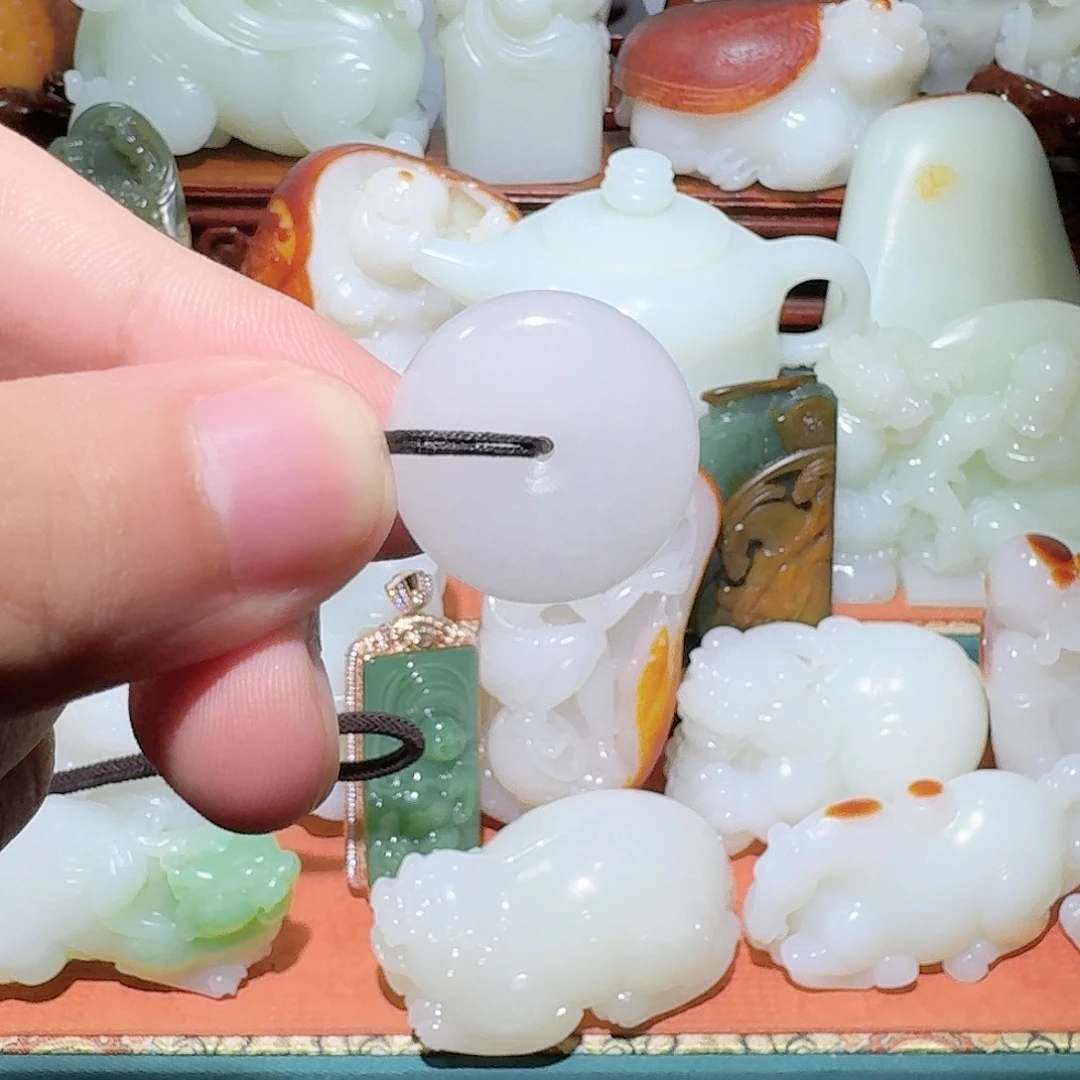 未镶嵌透闪石质玉摆件中****館