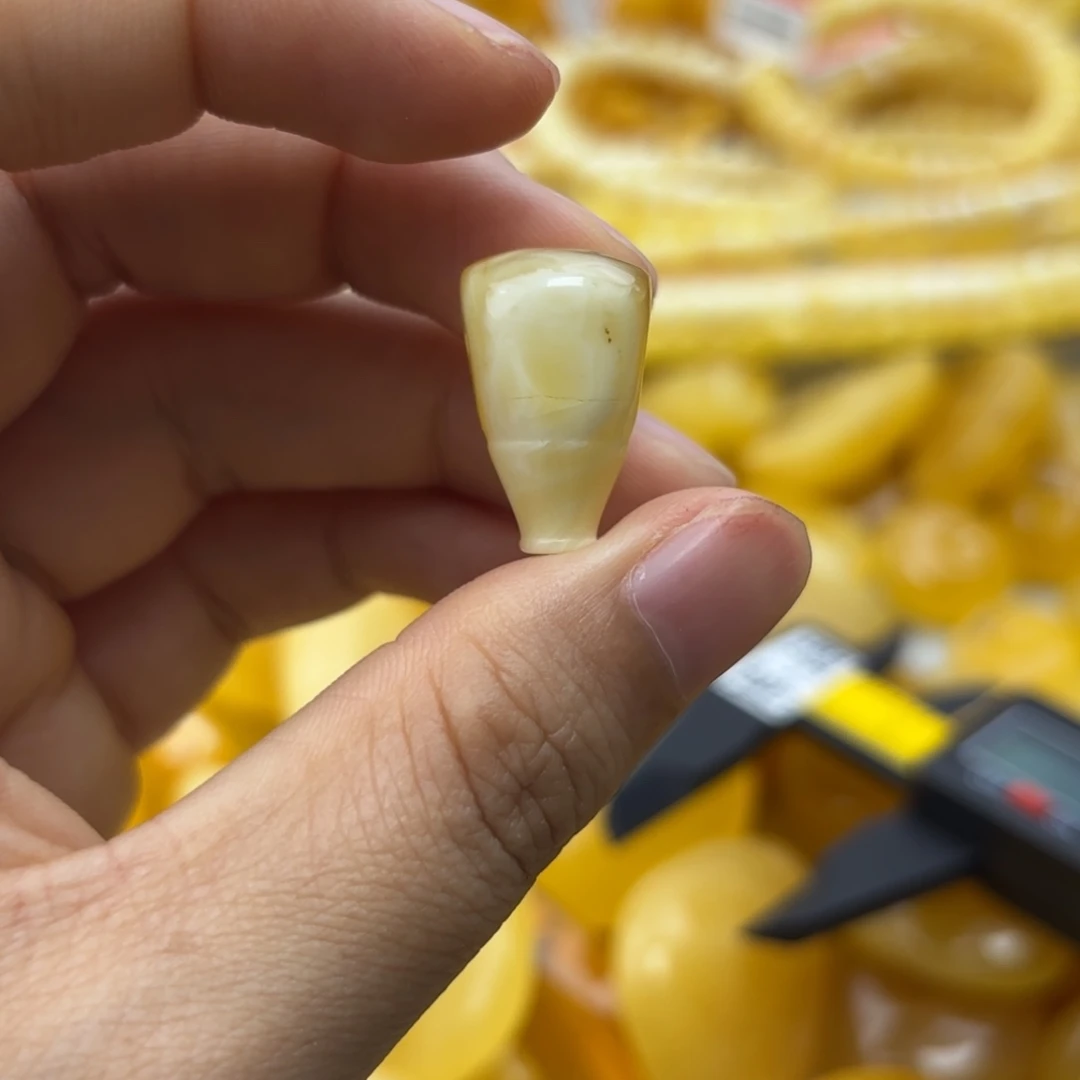 未镶嵌琥珀珠宝奇石