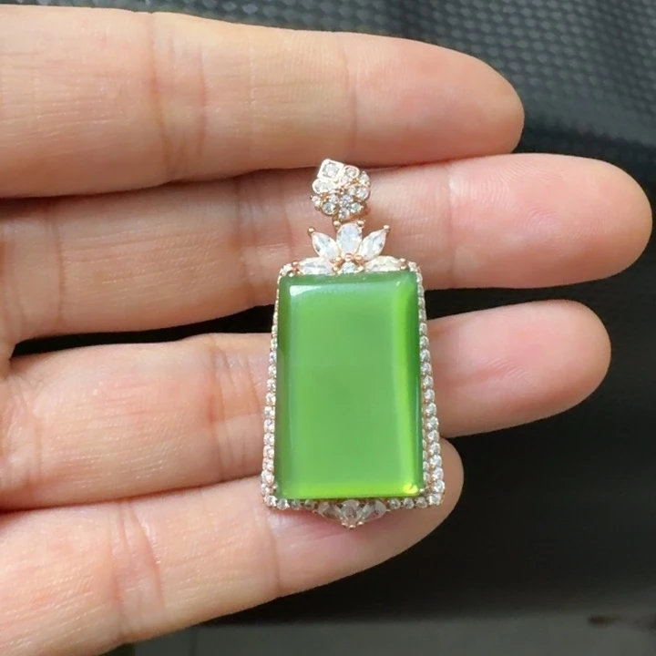 颈饰银S925镶嵌和田玉苹果绿荧光猫无事牌