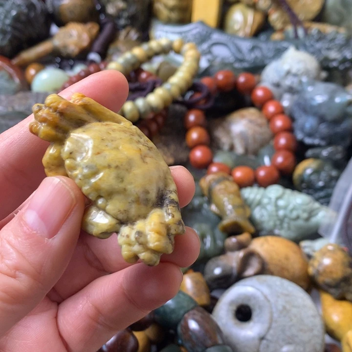 未镶嵌岫岩河磨玉（透闪石质玉）挂件