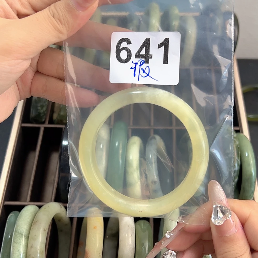 樾***7蛇纹石玉未镶嵌手镯