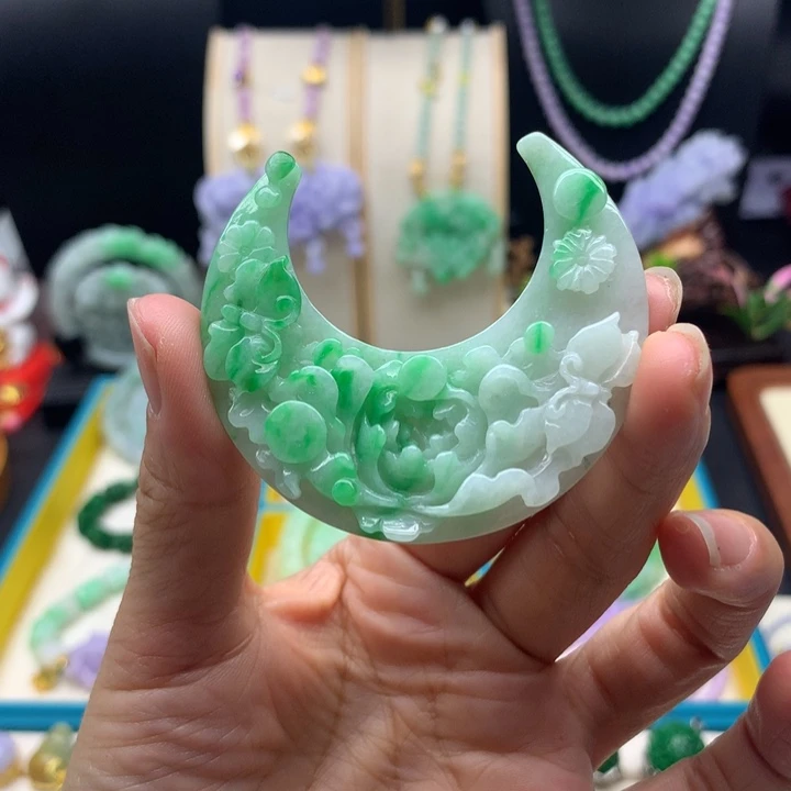 翡翠未镶嵌颈饰翡翠月牙