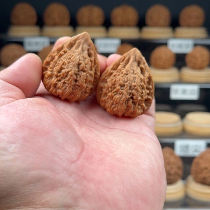 红***幻吊坠文玩核桃塔尖