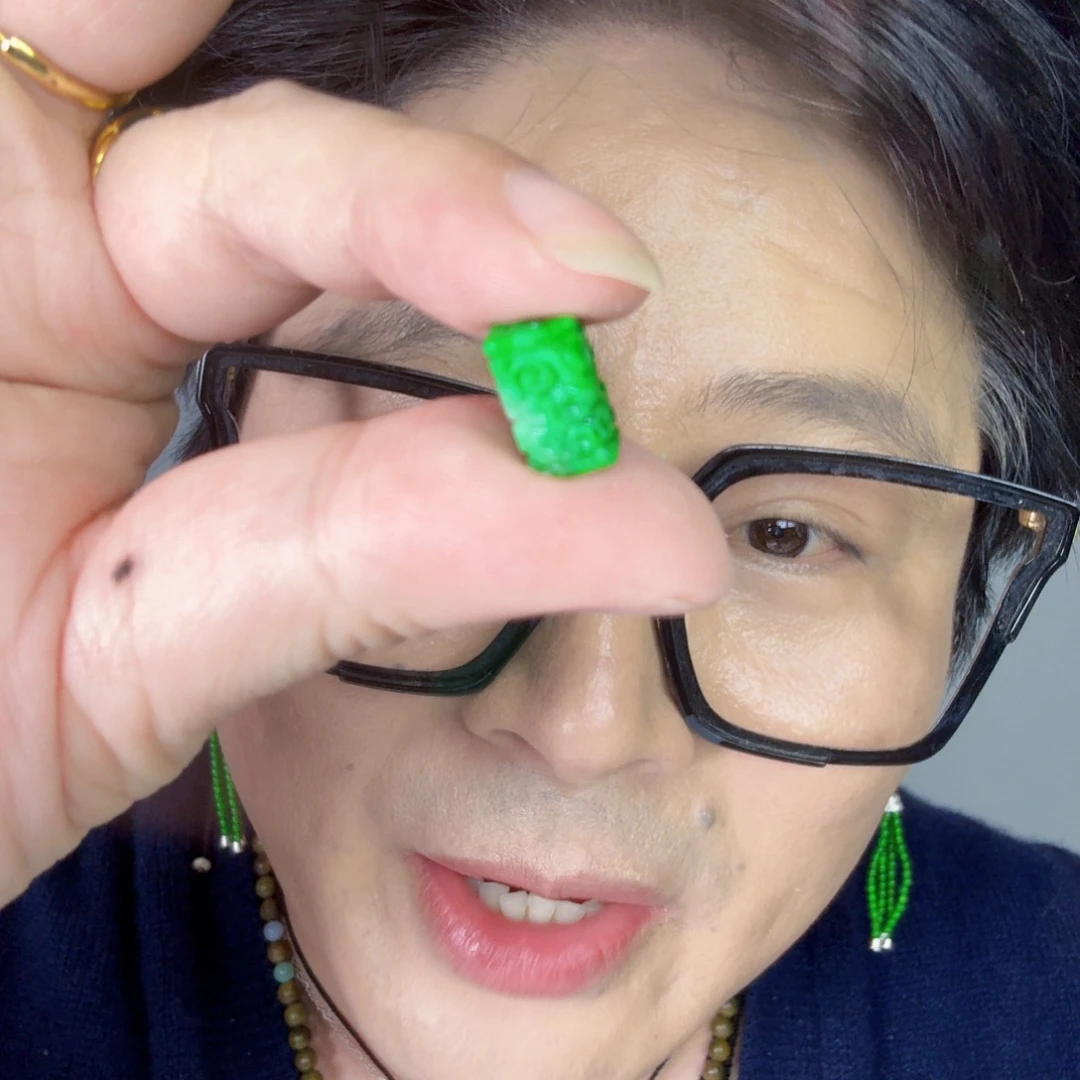 翡翠未镶嵌颈饰一件