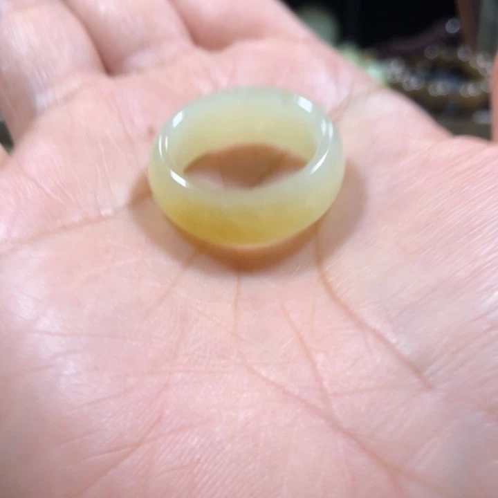 淼***。岫岩老玉（透闪石质玉）未镶嵌戒指