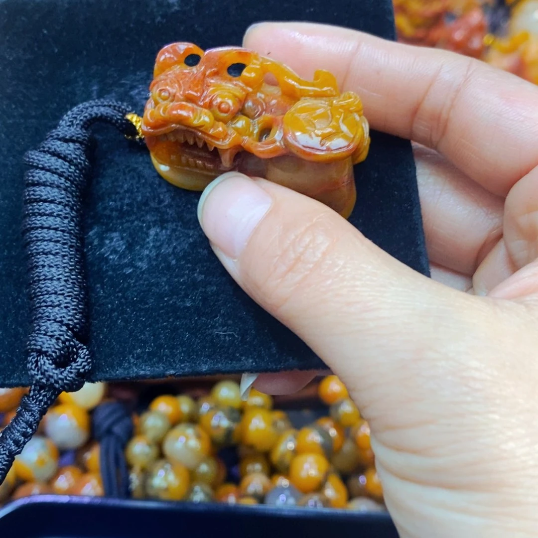 未镶嵌石英质玉（黄龙玉）颈饰