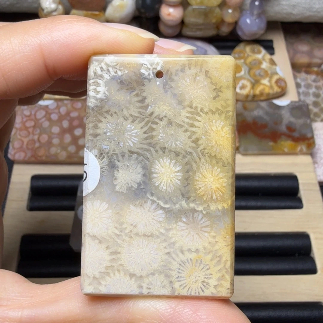 硅化玉未镶嵌黄花，可盘