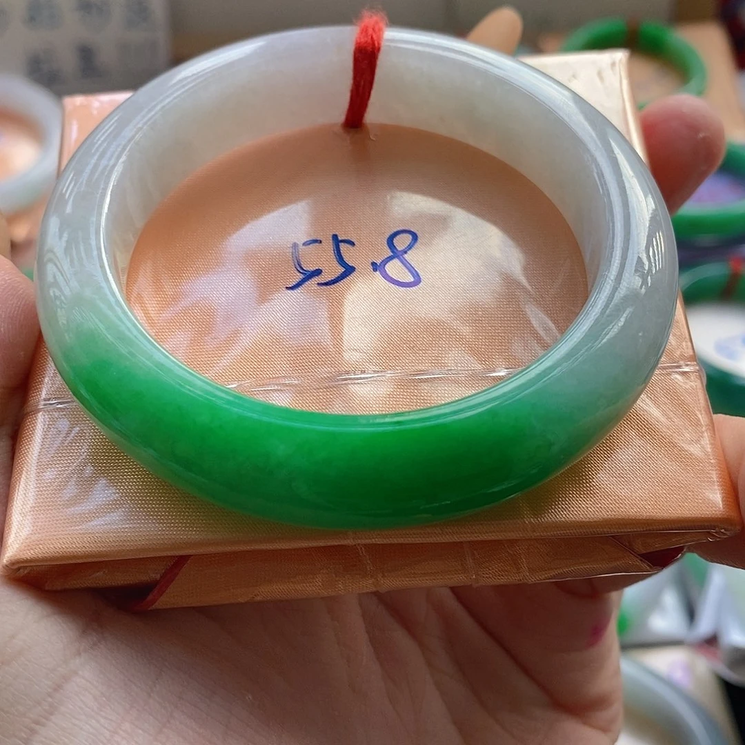 蒲***女翡翠未镶嵌手镯分