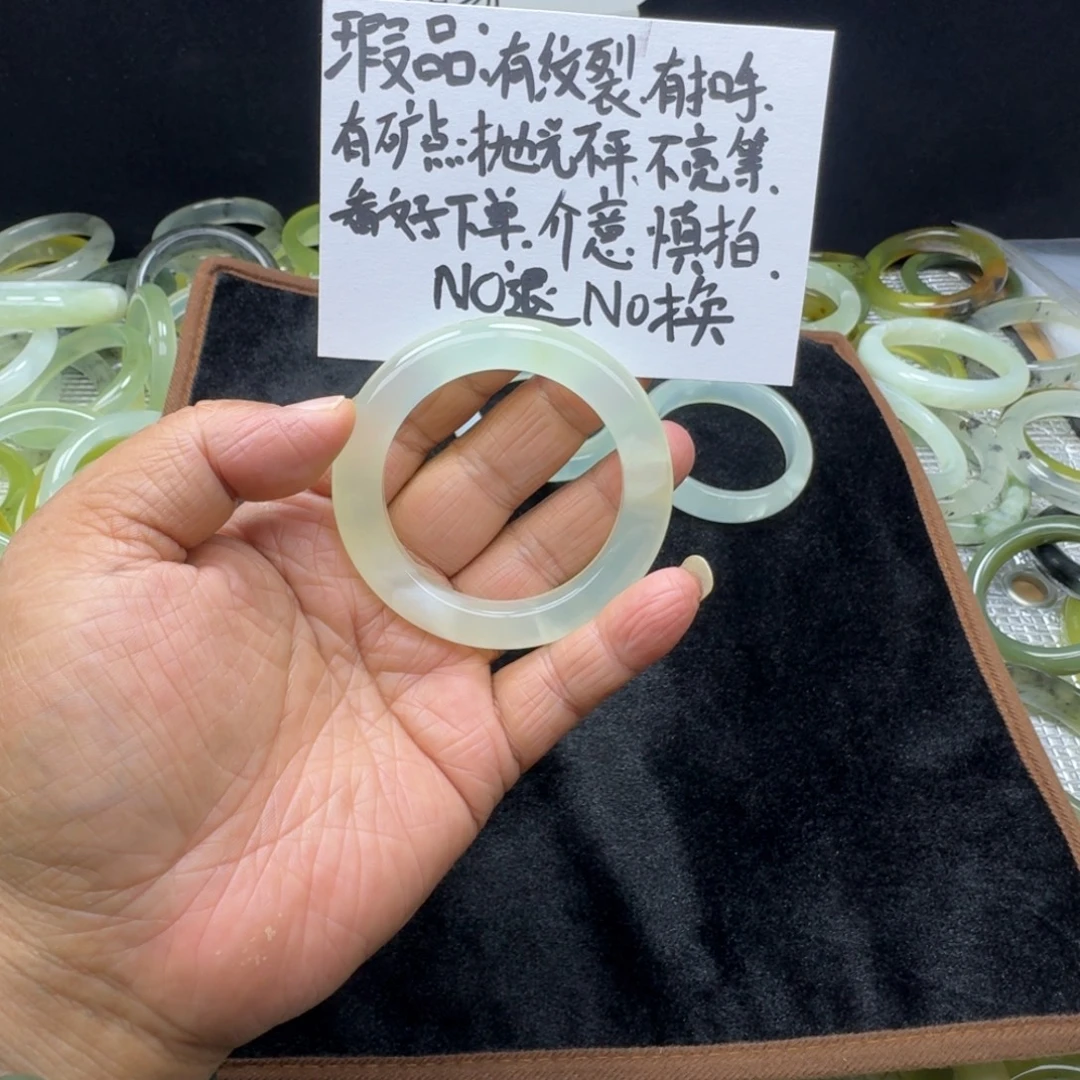 伊***伊蛇纹石玉未镶嵌手镯