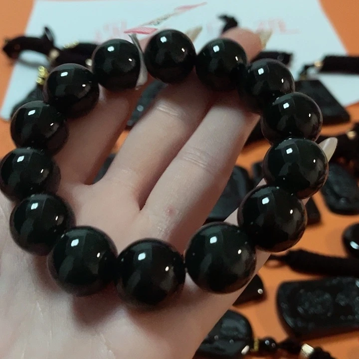 翡翠颈饰未镶嵌威**德