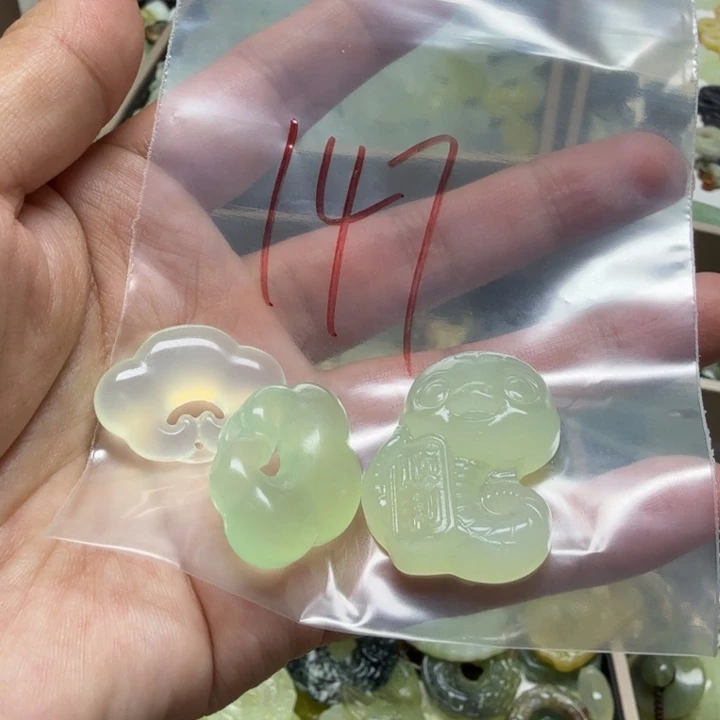透闪石-蛇纹石玉吊坠未镶嵌
