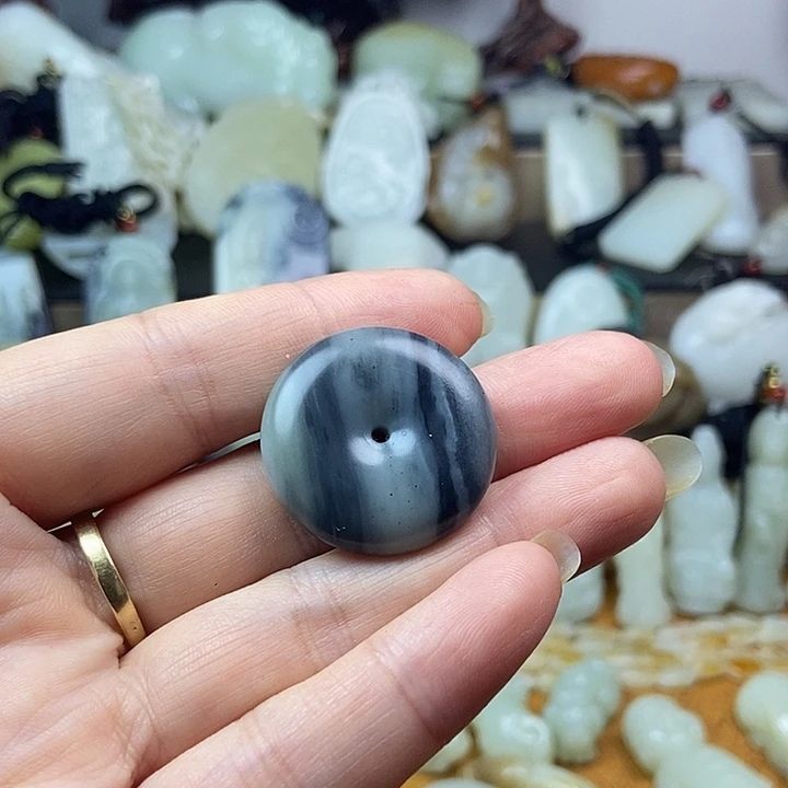 张***某和田玉未镶嵌颈饰