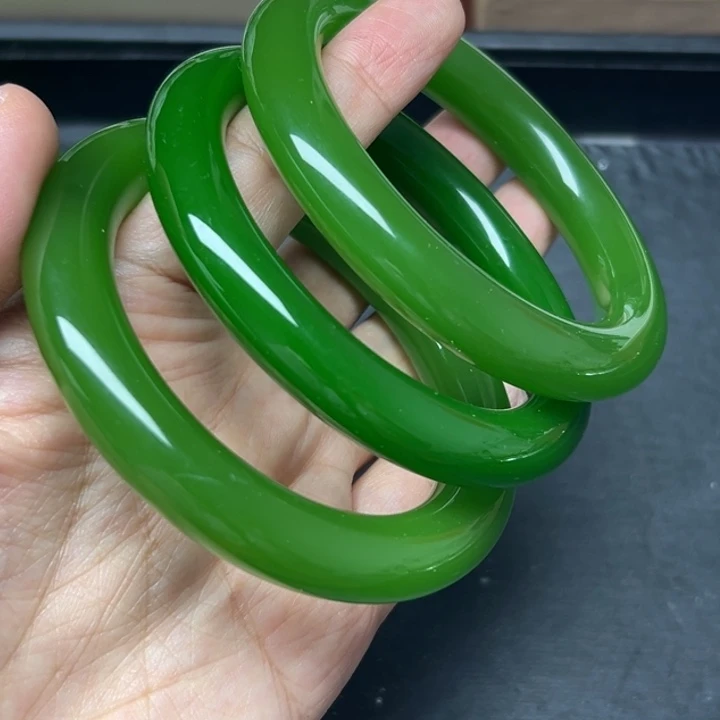 新疆和田老料菠菜绿圆条手镯