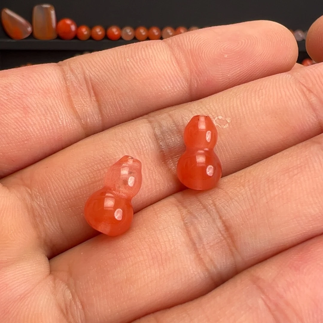 越***多未镶嵌川料南红玛瑙两颗通孔葫芦