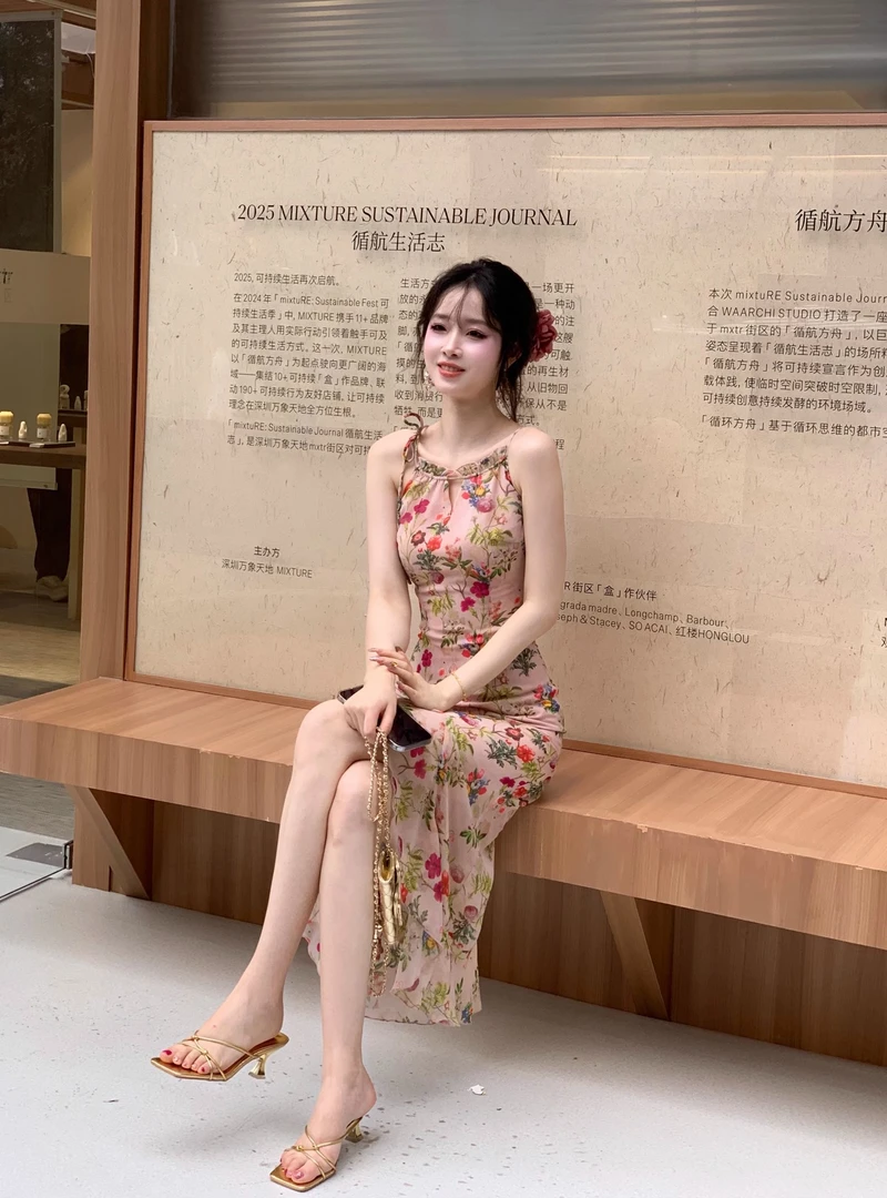 夏季新款温柔度假不规则仙女碎花吊带连衣裙女印花无袖气质设计感