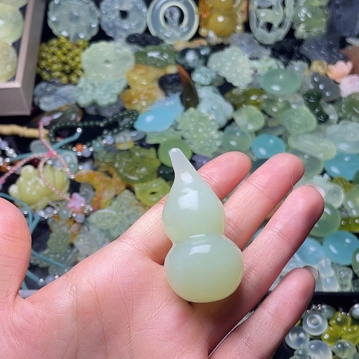 蛇纹石玉合金颈饰葫芦