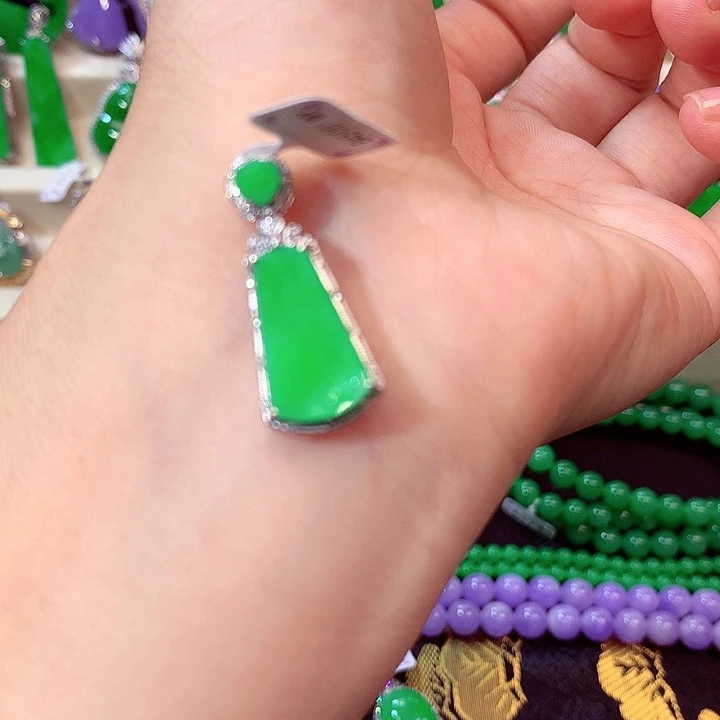 翡翠18K金镶嵌颈饰翡翠