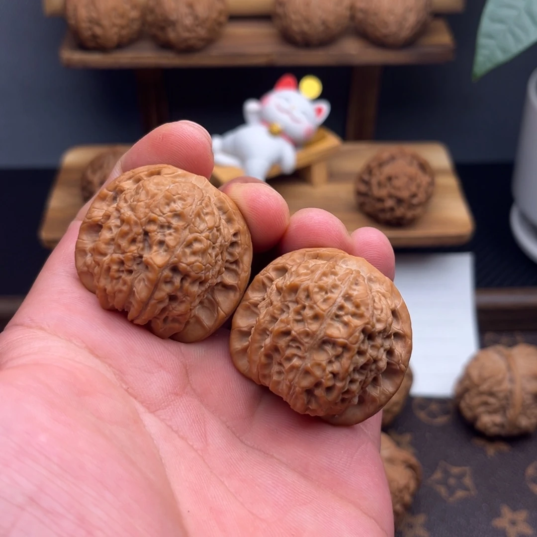 把件文玩核桃血麒麟40微微修白茬