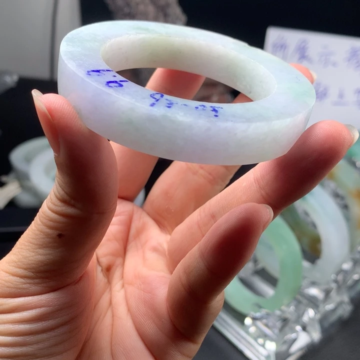 定制翡翠清爽干净翡翠手镯未镶嵌