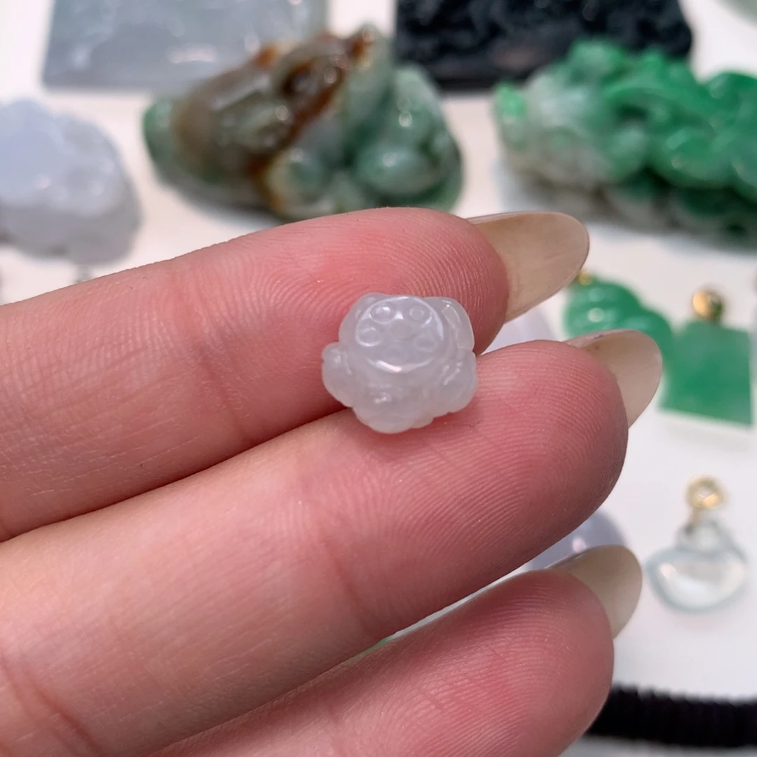 翡翠未镶嵌颈饰莲花