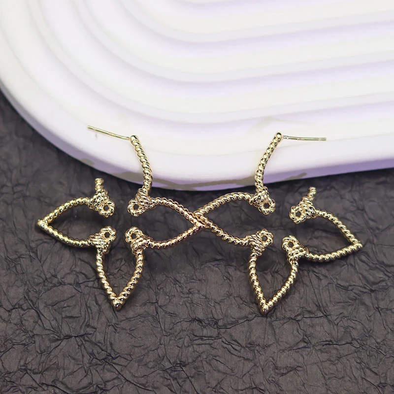 铜合金耳饰 钟楚曦同款四叶草耳钉镂空港风设计感耳环百搭气质