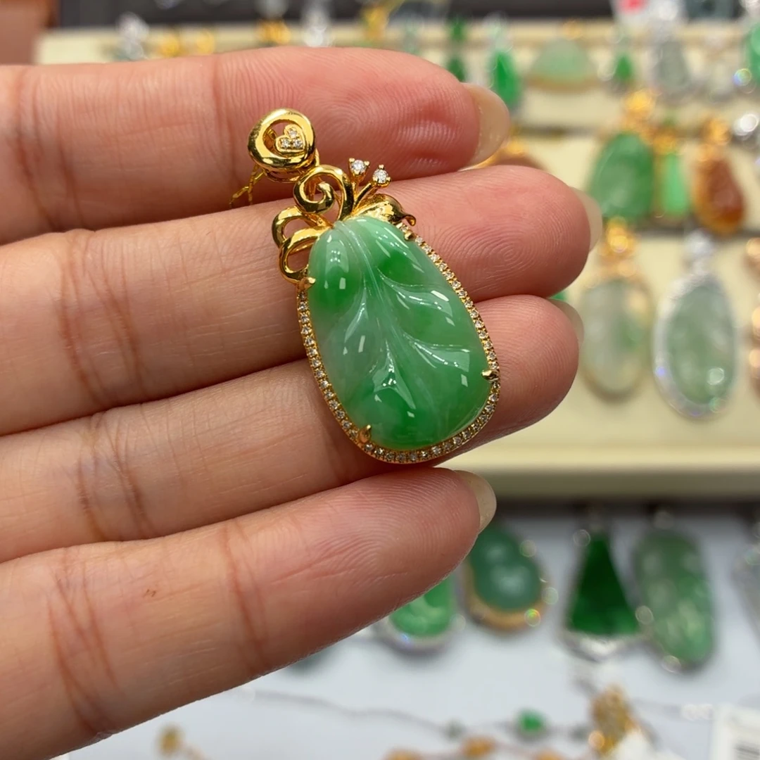 翡翠18K金镶嵌颈饰