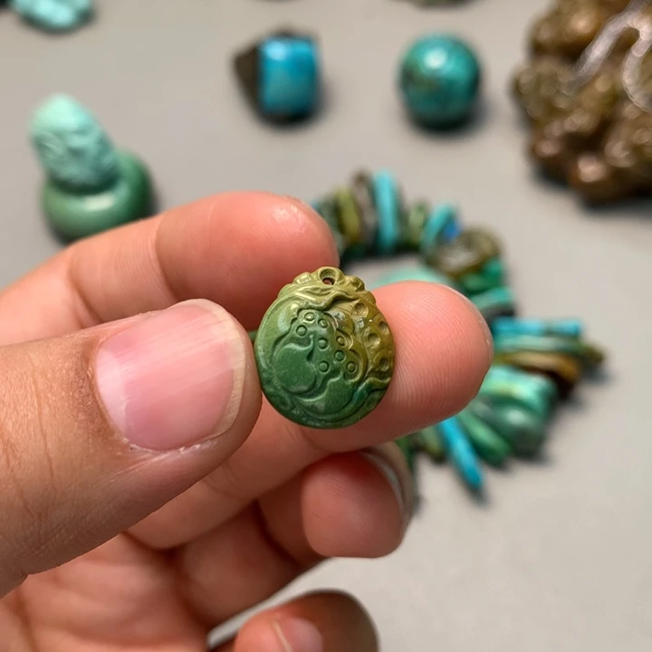 绿松石未镶嵌颈饰