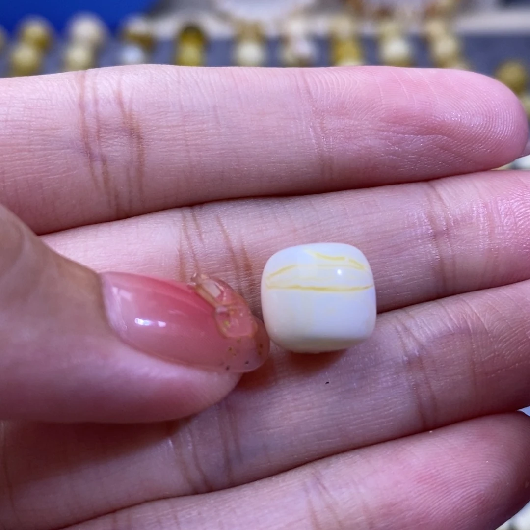 蒲***英未镶嵌琥珀珠宝奇石