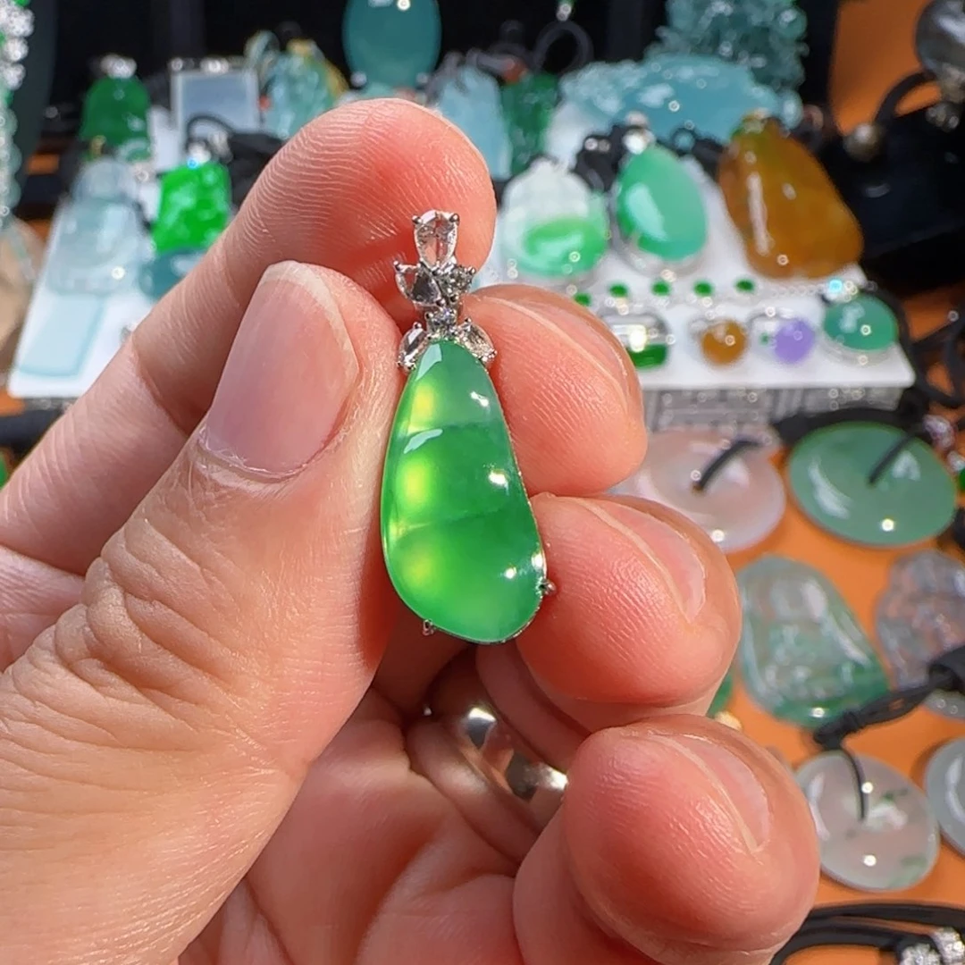 翡翠18K金镶嵌颈饰木纳绿福豆