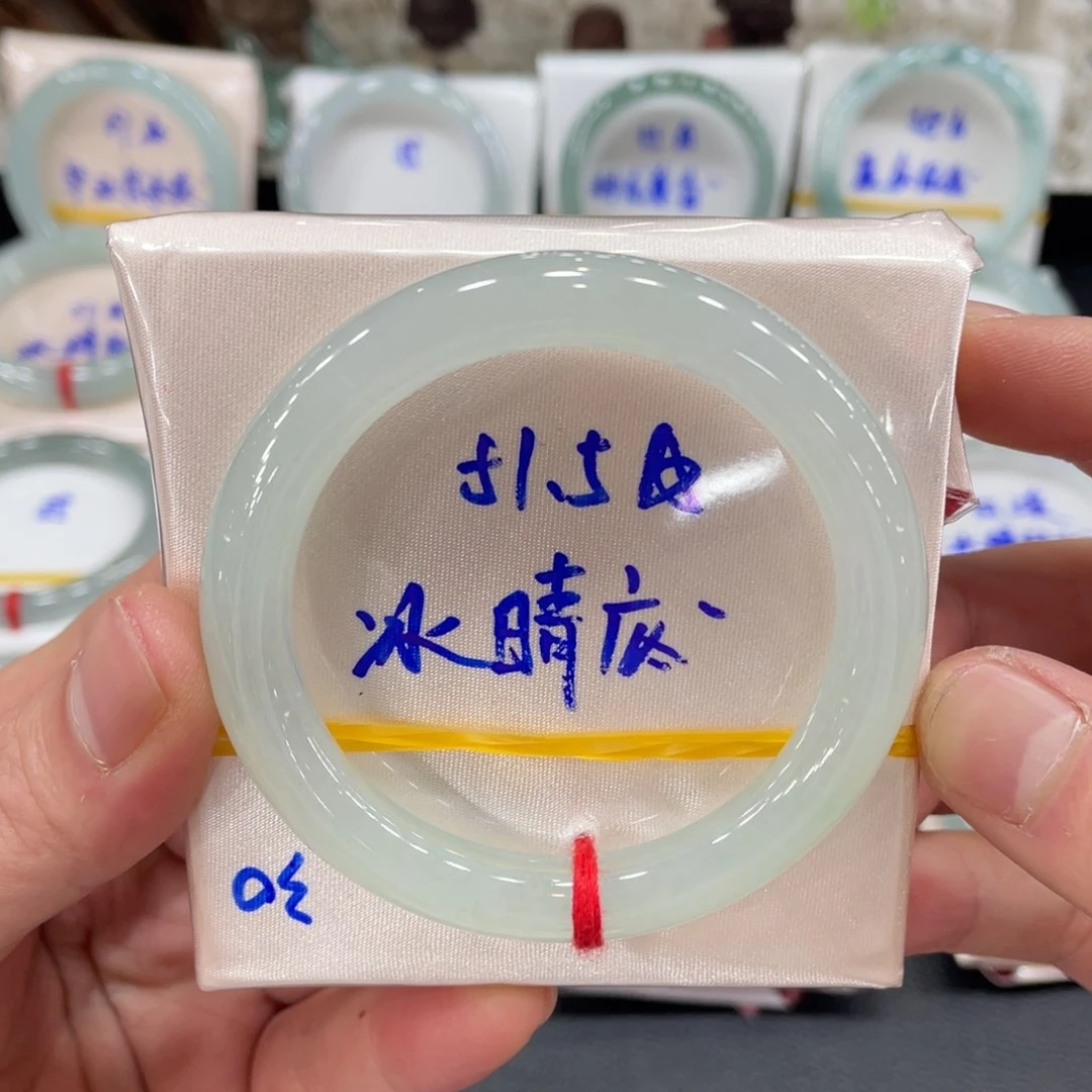 翡翠手镯未镶嵌翡翠