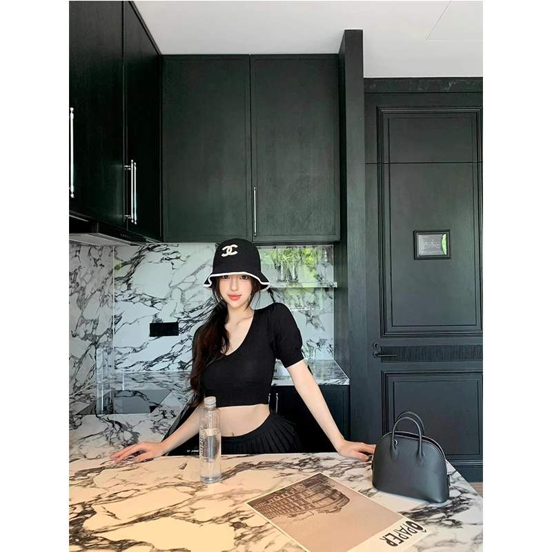 2025夏季新款黑色V领正肩短袖上衣显瘦气质露脐T恤短款半身裙套装