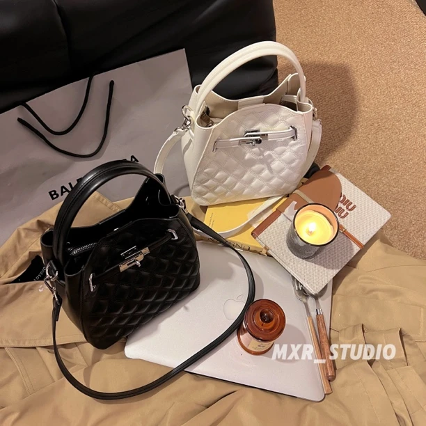 【布拉格月光】2025新款菱格绣线水桶包百搭手提包质感单肩包斜跨