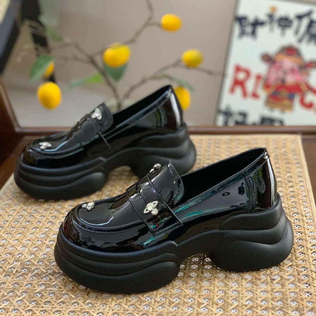 粗跟黑色松糕厚底乐福鞋女春秋新款百搭增高显腿长漆皮小皮鞋