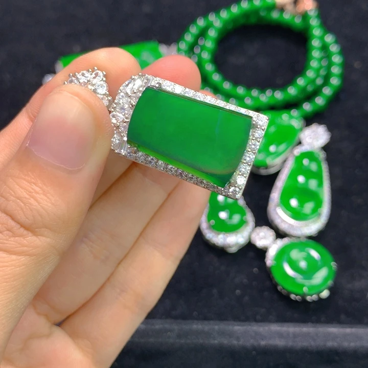 翡翠银S925镶嵌颈饰一个