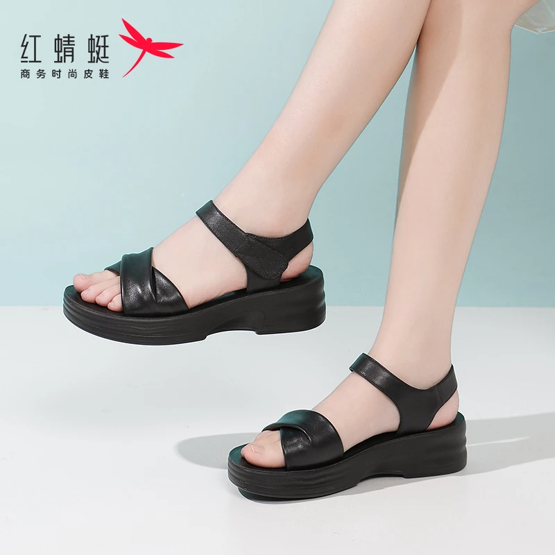 红蜻蜓女凉鞋2025夏季真皮软底防滑厚底增高坡跟牛皮中老年沙滩鞋