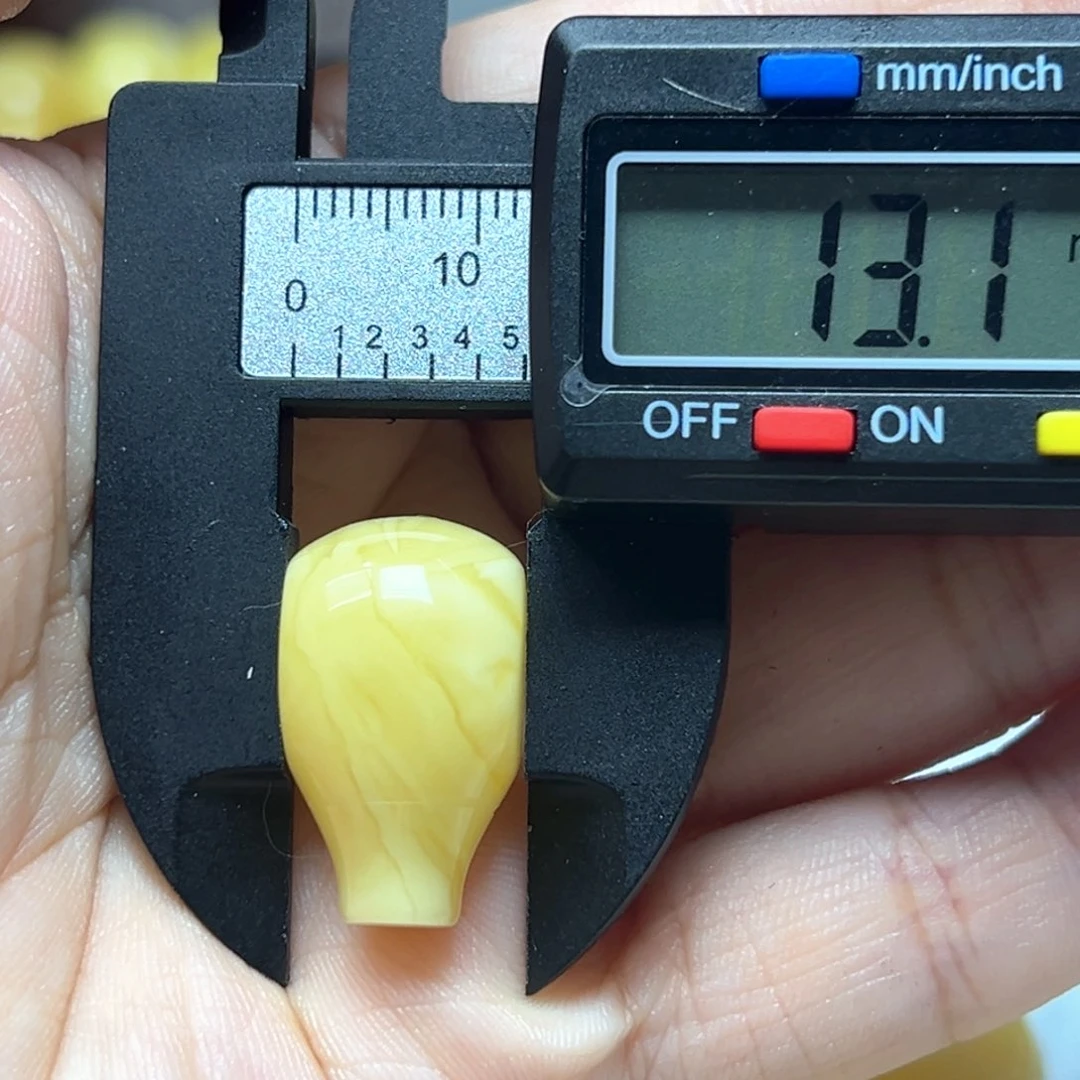 王***》未镶嵌颈饰琥珀三通