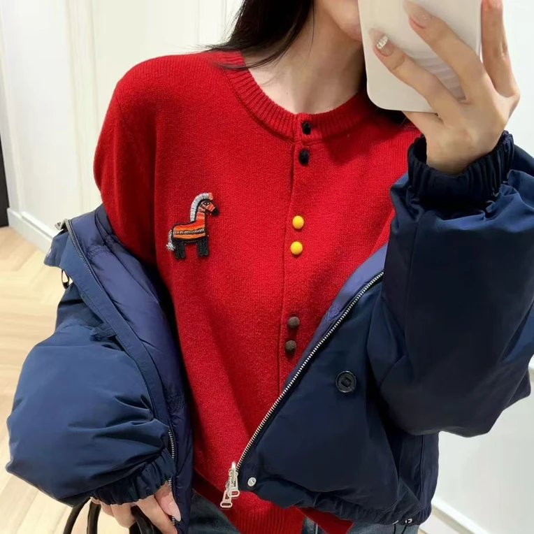 珊珊家女秋冬红色彩扣小马刺绣针织开衫上衣新款打