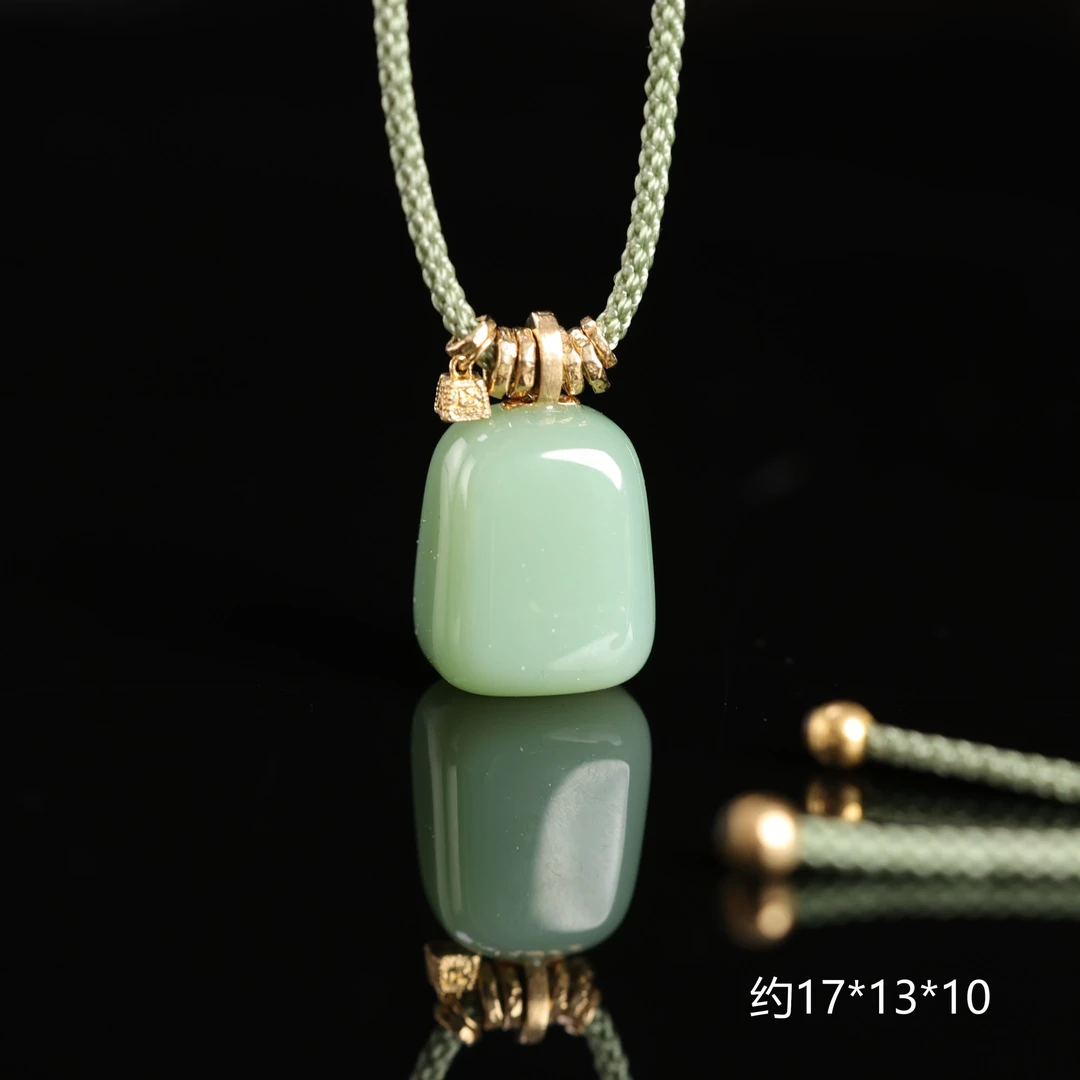 本真 | “凛冬”原创设计精品和田玉高色粉青小秤砣吊坠
