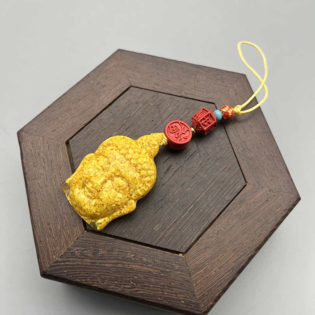 X208-经典黄色雕刻佛头挂件