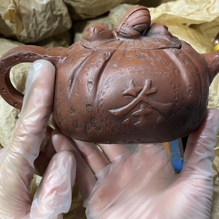 紫砂茶壶矿泥料，纯手工制作的一把紫砂壶。