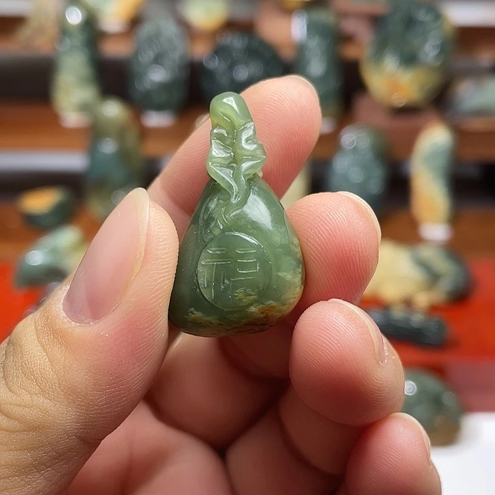 长***雨岫岩河磨玉（透闪石质玉）未镶嵌吊坠(不含链)