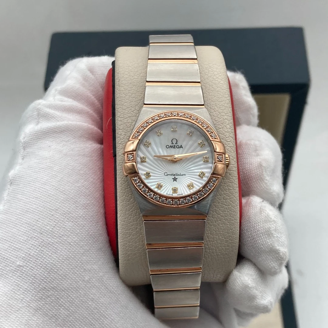 95新 Omega/欧米茄 24mm星座 后配贝母盘后配钻圈18K间金石英女表