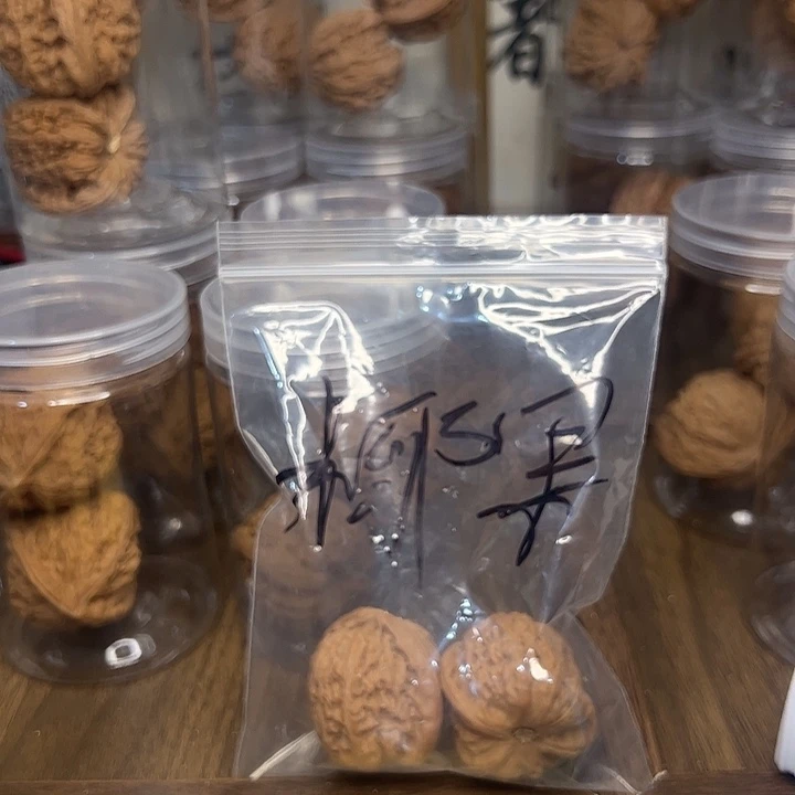 椰***奶吊坠桃核白狮子核桃