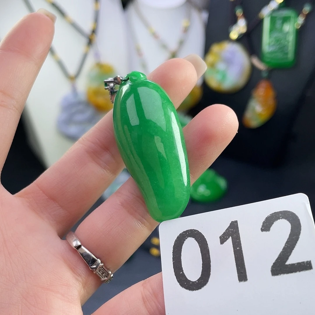 翡翠未镶嵌吊坠(赠链)