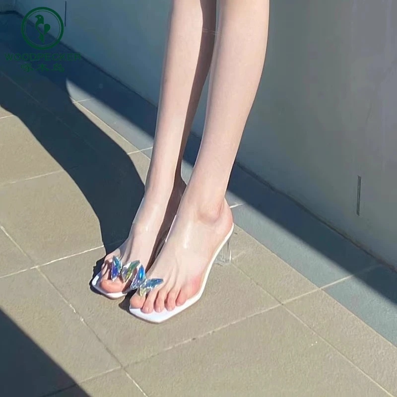啄木鸟2025蝴蝶结夹趾透明凉拖鞋女夏外穿方头粗跟水晶高跟凉鞋女