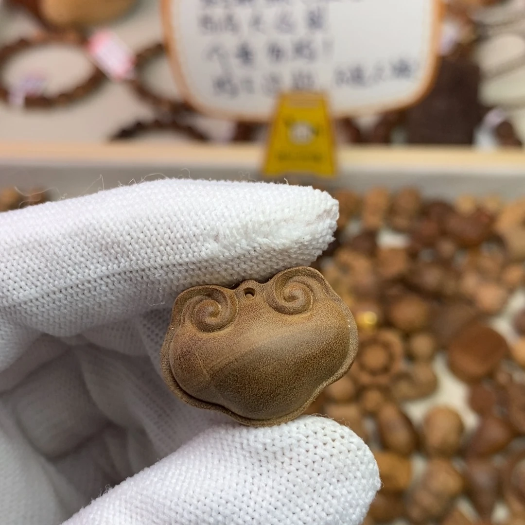 檀香木散珠印度迈索尔老山檀2.4*1.5瑕疵如意锁