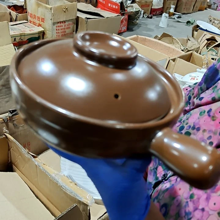 瓷片盘子碗茶壶啥都有