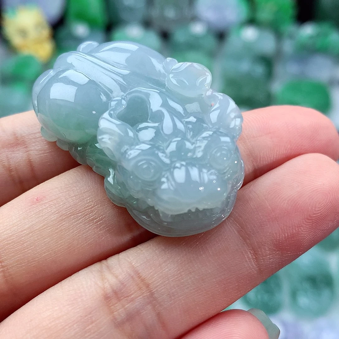 尔***)翡翠未镶嵌颈饰翡翠