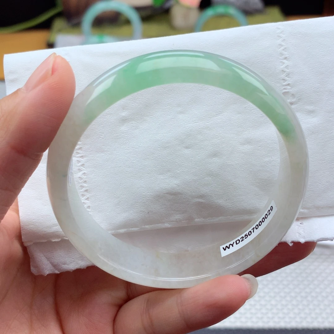 翡翠手镯未镶嵌纯天然01