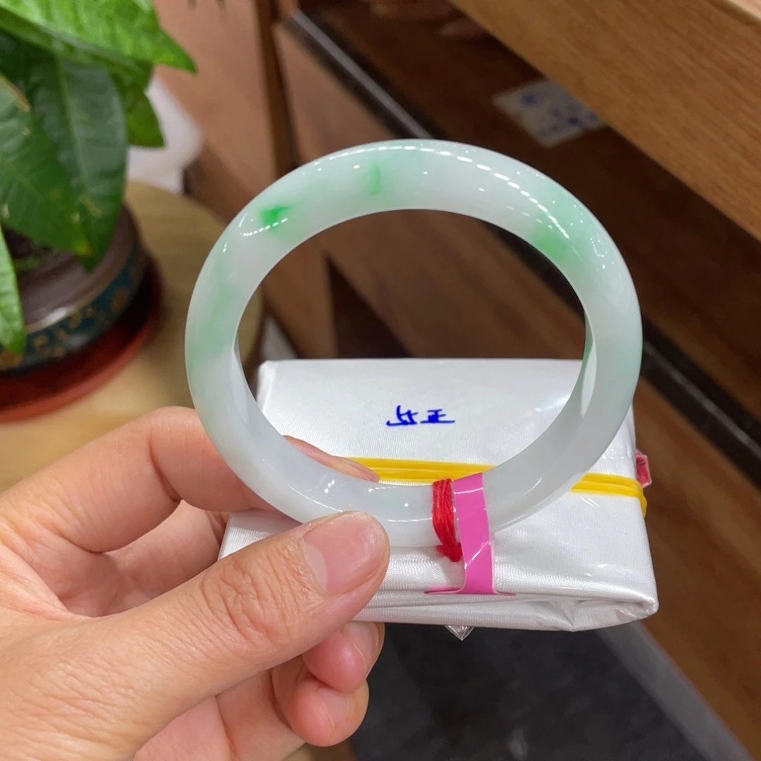 翡翠手镯未镶嵌天然翡翠